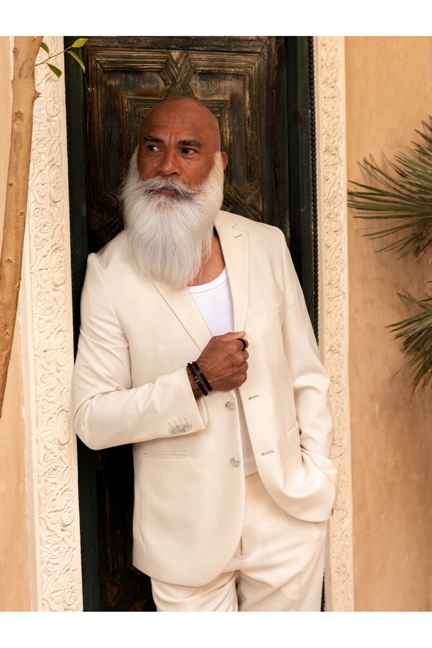 블랙 색상의 카테나 폭스테일 팔찌는 316L 스테인리스 스틸 체인과 마린급 로프 소재를 사용해 제작되었으며, 땀과 염분에 강한 방수 및 내식성 기능이 뛰어납니다. 손바느질 매듭 마감으로 견고함을 더하고 브랜드 레터링 각인을 새겨 포인트를 주었으며, 시계나 다른 팔찌와 레이어드하여 스타일을 연출할 수 있습니다. 미니멀하고 모던한 무드를 담아 일상에서 부담 없이 착용하기 좋은 공용 팔찌입니다.
