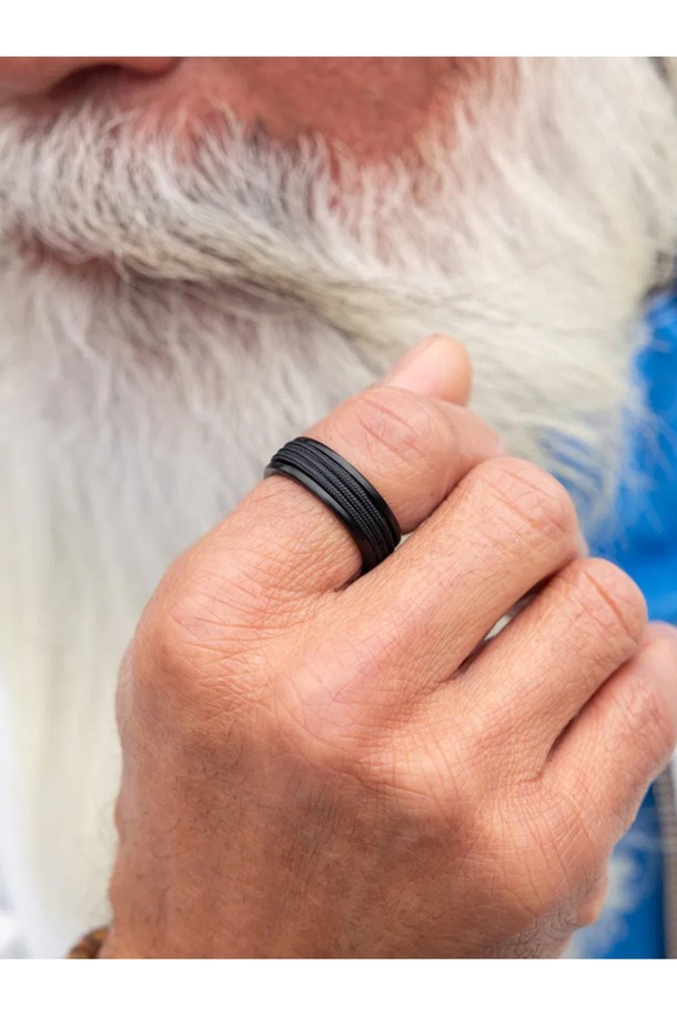 나바크 8 반지는 316L 스테인리스 스틸과 선박용 로프를 사용하여 제작되었으며, 뛰어난 내구성과 방수 기능을 자랑합니다. 매끄러운 촉감과 로프 브레이딩 패턴, 더블 래핑 로프 디자인이 돋보이며, 블랙, 네이비, 코발트, 세이지 그린, 시그널 바이올렛, 아이보리, 플럼 퍼플 등 다채로운 컬러 옵션을 제공합니다. 땀과 물에 강하며 색상 유지력이 우수하여, 우든 케이스에 담겨 고급스러움을 더합니다.
