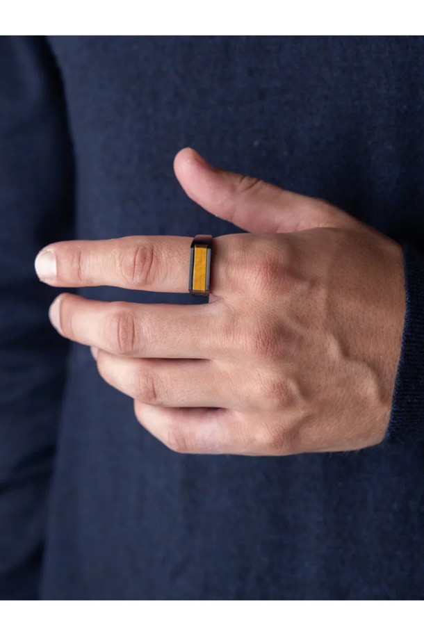 시그넷 7 반지는 타이거아이와 블랙 색상의 조화가 돋보이는 공용 반지입니다. 316L 스테인리스 스틸과 타이거아이 소재로 제작되었으며, 선박용 로프 디자인과 브랜드 레터링 각인이 특징입니다. 내구성과 방수 기능이 뛰어나 일상생활은 물론 해양 활동에도 적합하며, 클래식한 스타일을 연출할 수 있는 시그넷 문장 반지 스타일로 우드 케이스가 함께 제공됩니다.
