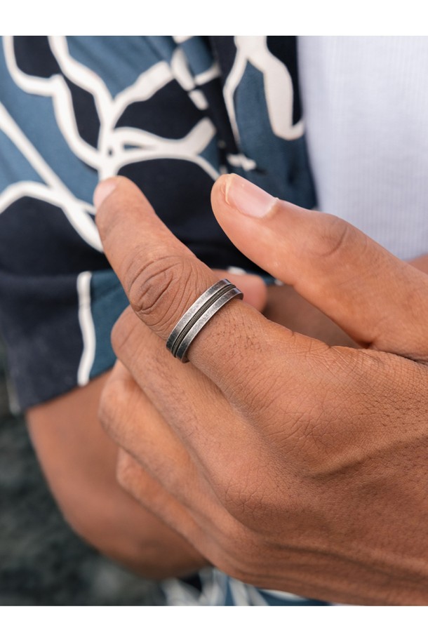 나바크 6 반지는 아미X빈티지, 블랙X블랙, 네이비X실버 3가지 색상으로 출시되었으며, 스테인리스 스틸과 선박용 로프를 사용하여 견고하게 제작되었습니다. 이중 디자인과 브랜드 레터링 각인이 돋보이며, 바닷물 및 염도 내구성을 갖춰 색상 변색 없이 오랫동안 착용할 수 있습니다. 수작업으로 제작되어 높은 퀄리티를 자랑하며, 단독 또는 레이어드 착용 모두 가능하며, 고급 우드 케이스에 담겨 제공됩니다.
