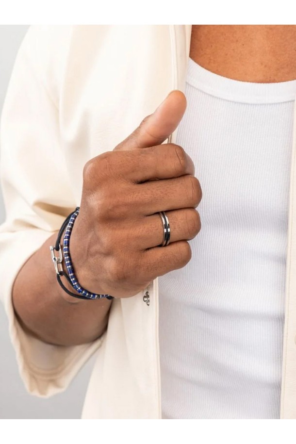 네이비 로프와 실버 스퀘어 디자인의 나바크 4 반지입니다. 네덜란드 선원 생존 상징을 모티브로, 돼지와 닭 모티브, 브랜드 레터링 각인이 특징이며, 19호와 21호 사이즈로 제공됩니다. 스테인리스스틸과 로프 소재로 제작되어 해수, 땀, 변색에 강하며, 해양/항해 컨셉의 방수 기능을 갖춘 수제작 반지로, 우드 케이스에 담겨 선물용으로도 좋습니다.
