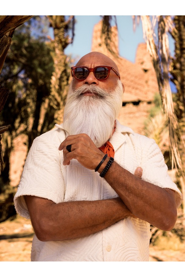 블랙 색상의 시그넷 16 클래식 반지는 316L 스테인리스 스틸 소재로 제작되어 내구성과 내수성이 뛰어납니다. 심플한 실루엣과 브랜드 레터링 디자인 장식이 특징이며, 데일리 포인트 액세서리로 활용하기 좋습니다. 땀과 염수에 강해 색상 유지력이 우수하며, 남녀 공용으로 착용 가능합니다.
