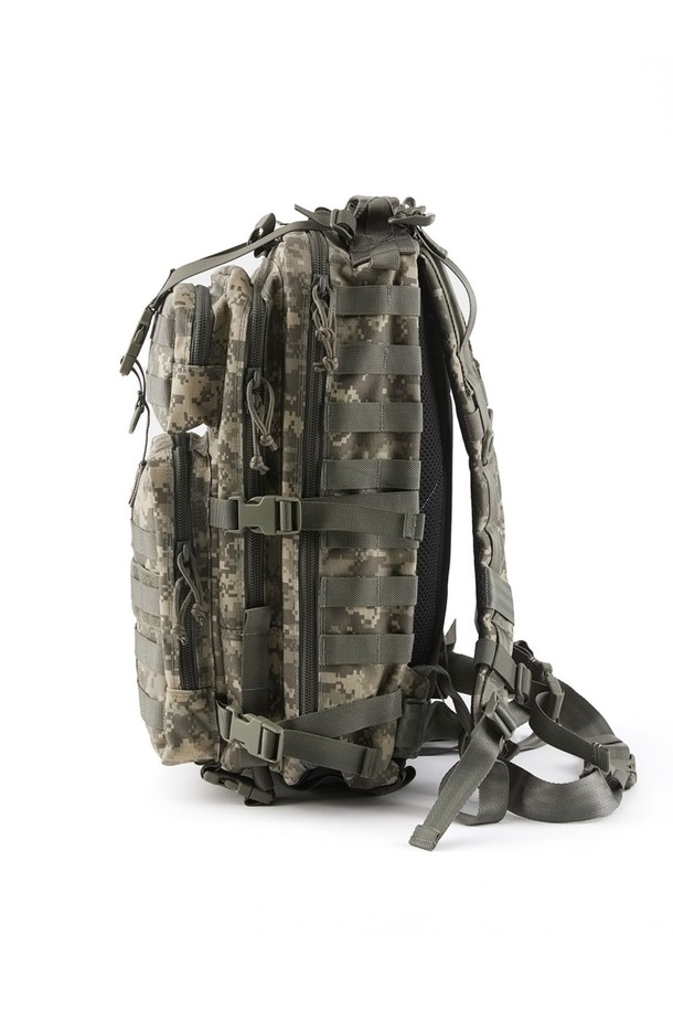 슈퍼팔콘 백팩 - 디지털 포리지 카모는 튼튼한 나일론 소재에 디지털 포리지 카모 패턴으로 밀리터리 스타일을 강조한 남성용 백팩입니다. 라지 사이즈의 사각형 디자인으로 방수 기능을 갖췄으며, 3단 레이어 구조, 4개의 압축 스트랩, 다양한 수납 포켓, 노트북 수납, 몰리 시스템 호환 등 뛰어난 기능성을 자랑합니다. 하이킹, 여행, 일상, 백패킹 등 다양한 용도로 활용 가능하며, 지퍼형 잠금 방식과 버클 디자인으로 안전하고 편리하게 사용할 수 있습니다.
