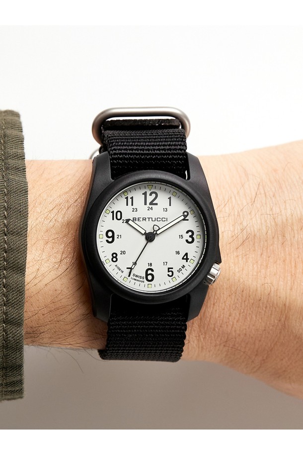 DX3 필드시계 11039는 아웃도어, 군용/택티컬, 일상생활에 적합한 유니섹스 시계입니다. 40mm 크기의 블랙 컬러 카본 파이버 및 나일론 소재 케이스로 제작되었으며, 쿼츠 무브먼트와 50M 방수 기능을 갖췄습니다. 22mm 너비의 NATO 스트랩, 4시 방향 크라운, 24시간 군용 시간 표시, Super-LumiNova 야광 마커, 교체 가능한 스트랩 등, 밀리터리 감성을 더한 다양한 기능들이 특징입니다. 무게는 25g이며, 3년 배터리 수명과 스크류 백 케이스를 통해 뛰어난 내구성을 자랑합니다. 여행룩, 캠핑룩, 캐주얼, 고프코어, 워크웨어 스타일을 즐기는 분들께 추천합니다.
