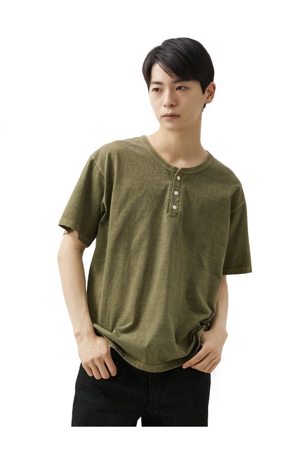 헨리넥 반팔 티셔츠 - 피그먼트 세이지는 부드러운 면 소재로 제작되어 편안한 착용감을 선사합니다. 베이직하고 캐주얼한 스타일로 일상에서 활용하기 좋으며, 봄, 여름 시즌에 적합합니다. 레귤러 핏에 헨리넥 디자인으로, 튜브형 바디 구조와 옆선 없는 봉제 방식이 특징입니다. 피그먼트 염색 기법을 사용하여 자연스러운 색감과 빈티지한 분위기를 연출하며, 세탁과 착용에 따라 은은하게 색상이 변화합니다. 동네 마실룩, 산책룩 등 캐주얼, 미니멀, 클래식 스타일을 즐겨 입는 분들께 추천합니다.
