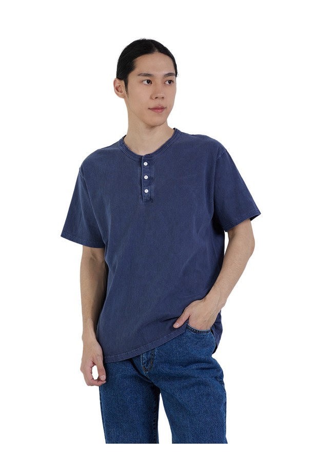 피그먼트 네이비 컬러의 헨리넥 반팔 티셔츠입니다. 면 소재로 제작되어 부드러운 촉감을 자랑하며, 봄, 여름 시즌에 적합합니다.  레귤러 핏으로 편안하게 착용 가능하며, 튜브형 바디 구조와 2바늘 커버스티치 공법으로 제작되어 내구성을 높였습니다. 베이직하고 캐주얼한 스타일로 일상복은 물론, 동네 마실룩과 여행룩에도 잘 어울립니다. 이너 또는 아우터로 활용하여 다양한 스타일을 연출해보세요.
