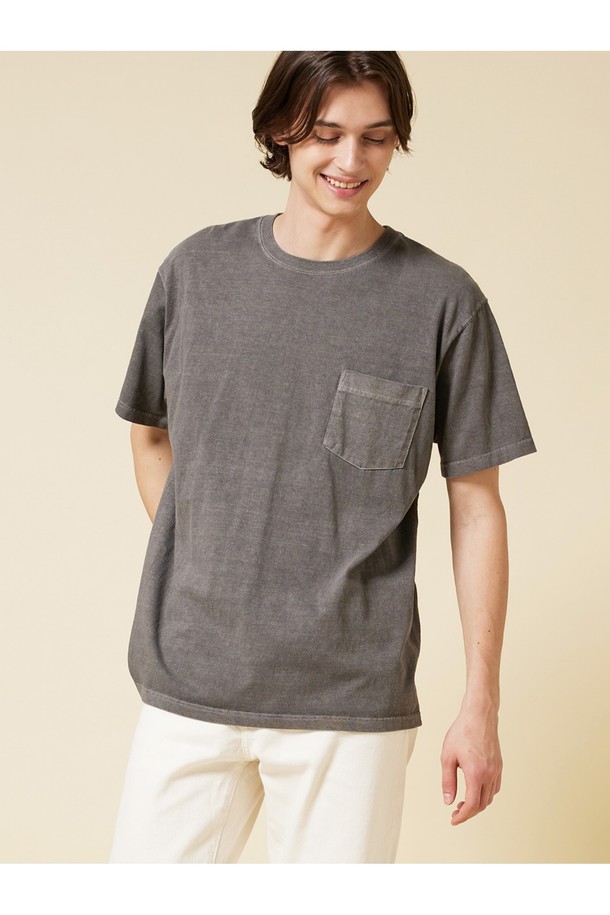 부드러운 촉감의 USA 코튼 5.5oz 저지 원단으로 제작된 피그먼트 다잉 포켓 반팔 티셔츠입니다. 자연스러운 에이징 효과를 더하는 피그먼트 다잉 염색과 튜브형 바디, 포켓 디테일이 특징이며, 라운드넥과 레귤러핏으로 편안한 착용감을 제공합니다. 목과 어깨 테이핑 처리 및 2 니들 커버스팀 봉제로 내구성을 높인 데일리, 이너웨어, 아우터용 그레이 컬러 반팔 티셔츠입니다.
