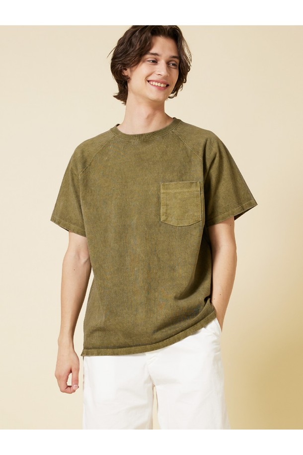 세이지 컬러의 피그먼트 다잉 헤비코튼 포켓 반팔 티셔츠입니다. 9oz 헤비 저지 원단으로 제작되어 튼튼하며, 피그먼트 다잉 처리로 빈티지한 멋을 더했습니다. 2 NEEDLES COVER SEAM 봉제, SIDE VENT, 목과 어깨 테이핑 처리, 앞뒤 언밸런스 기장, 포켓 디테일 등 섬세한 마감으로 완성도를 높였으며, 스탠다드핏으로 편안하게 데일리 웨어로 활용하기 좋습니다.

