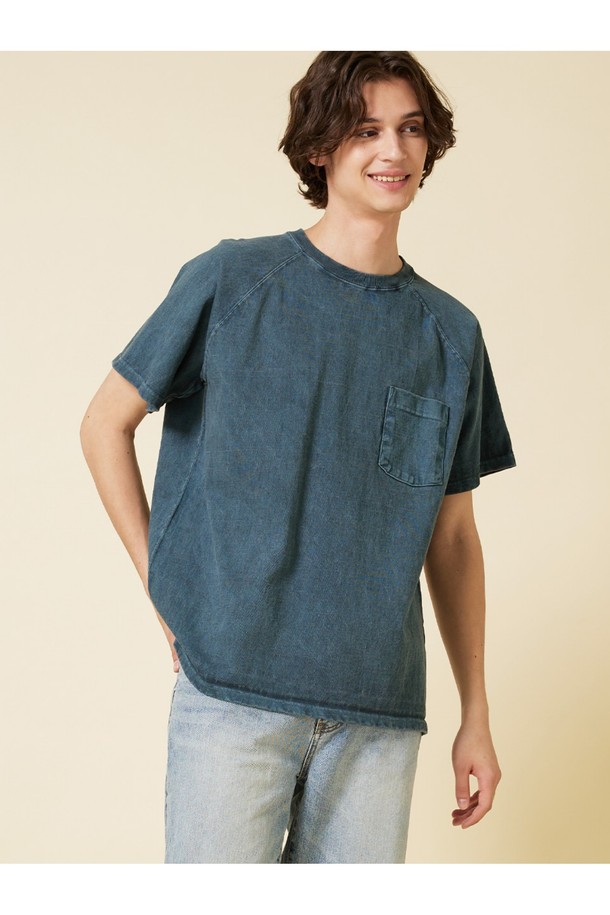 9oz 헤비코튼 소재로 제작되어 튼튼하고 부드러운 착용감을 자랑하는 피그먼트 다잉 포켓 반팔 티셔츠입니다. 슬레이트 컬러를 포함한 다채로운 색상과 베이직한 디자인으로 일상에서 폭넓게 활용할 수 있습니다. 라운드넥, 레귤러핏, 반소매 기장에 가슴 포켓 디테일과 사이드 벤트, 넥테이프 보강, 앞뒤 기장 차이 등의 섬세한 디테일이 돋보입니다.
