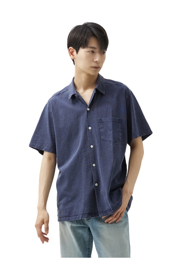 피그먼트 네이비 컬러의 오픈 카라 반팔 셔츠입니다. 부드러운 면 소재에 스탠다드 핏으로 제작되어 편안한 착용감을 선사하며, 일상복으로 활용하기 좋습니다. 2바늘 커버스티치 봉제와 목/어깨 보강 테이프로 내구성을 높였으며, 세탁과 착용을 통해 자연스러운 에이징 효과를 즐길 수 있습니다.
