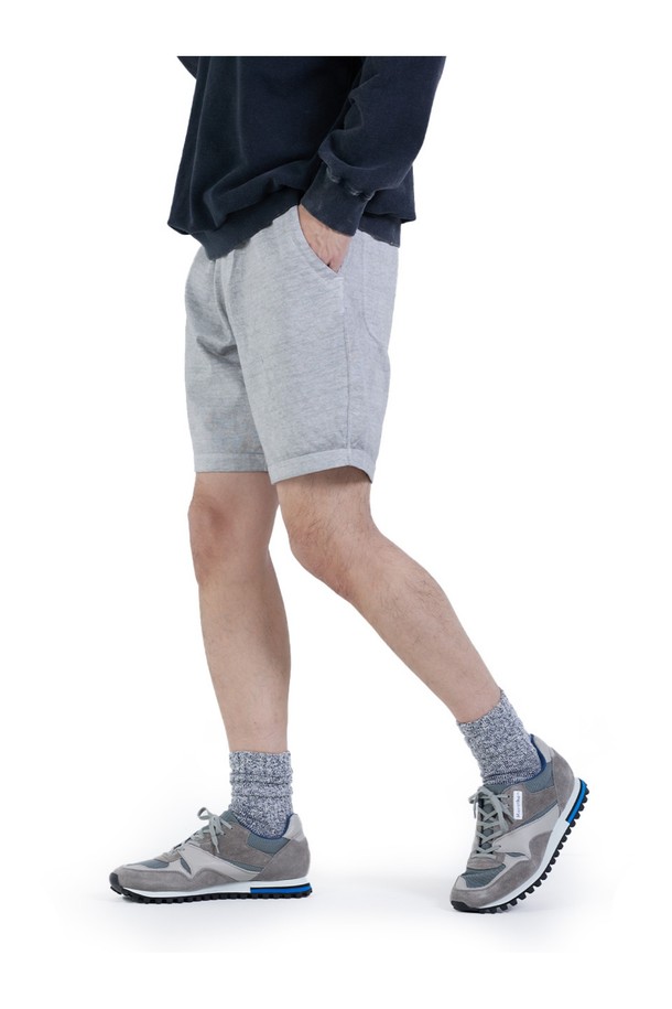 9oz 헤비 저지 원단으로 제작된 피그먼트 애쉬 색상의 트레블 반바지입니다. 견고한 촉감과 루즈핏, 테이퍼드 핏의 조화가 돋보이며, 앞면 사선 포켓과 뒷면 힙 포켓으로 실용성을 더했습니다. 드로우스트링 밴딩과 바인딩 립 디테일, 피그먼트 염색으로 자연스러운 에이징 효과를 느낄 수 있는 캐주얼 반바지입니다.
