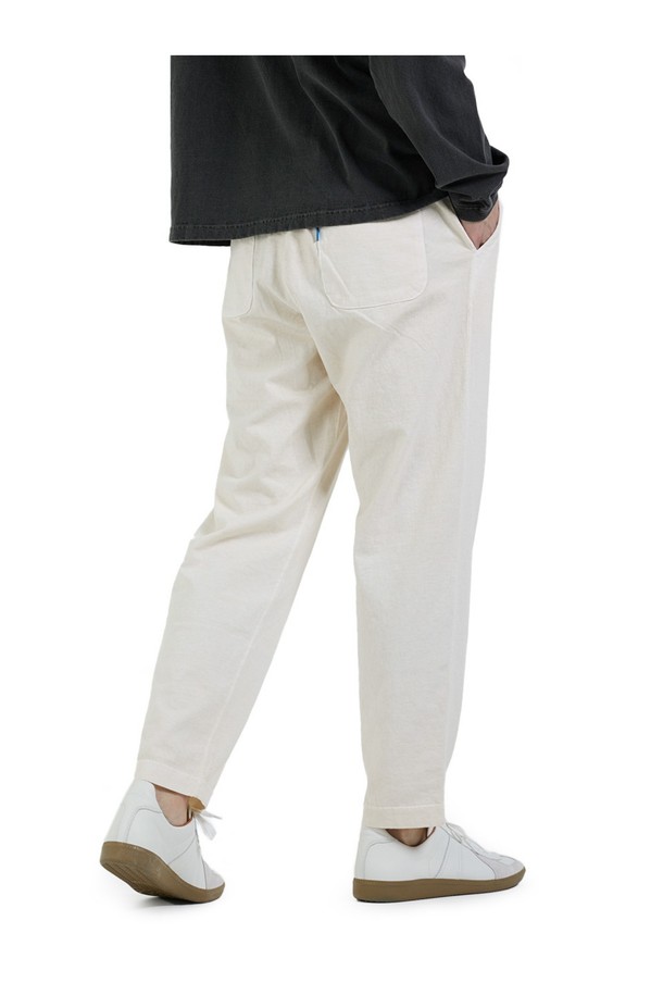 5.5oz 데일리 팬츠 - 피그먼트 네츄럴은 부드러운 면 소재로 제작되어 편안한 착용감을 선사합니다. 피그먼트 다잉 처리로 자연스러운 색감과 세탁 후 뒤틀림을 최소화하여 내구성이 뛰어나며, 베이직한 디자인으로 일상, 리조트웨어, 홈웨어 등 다양한 용도로 활용 가능합니다. 스탠다드 핏의 긴바지로 앞면 사선 포켓과 뒷면 아웃포켓 2개, 드로우스트링 밴딩 디테일을 더해 실용성을 높였으며, 5.5oz 티셔츠와 셋업 스타일링도 추천합니다.
