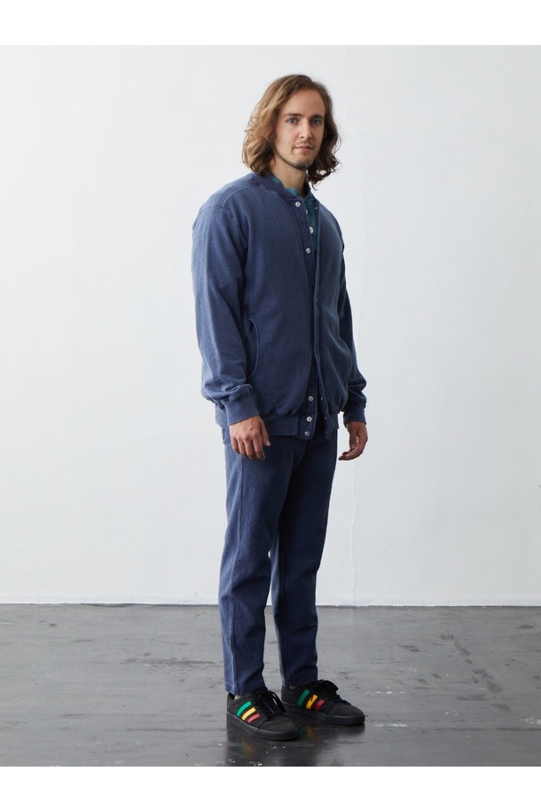 피그먼트 다잉 기법으로 제작된 헤비 코튼 데일리 팬츠 - 네이비입니다. 부드러운 촉감의 프렌치 테리 원단을 사용하여 편안한 착용감을 선사하며, 봄, 가을, 겨울 세 계절 모두 활용 가능합니다. 허리 밴딩과 드로우스트링으로 편안한 착용감을 제공하며, 레귤러핏으로 제작되어 어떤 스타일에도 잘 어울립니다. 넉넉한 두께감으로 보온성을 높였으며, 사이드 포켓과 백 포켓이 있어 실용성을 더했습니다. 편안한 동네 마실룩, 집콕룩, 겨울 데일리룩을 완성해보세요.
