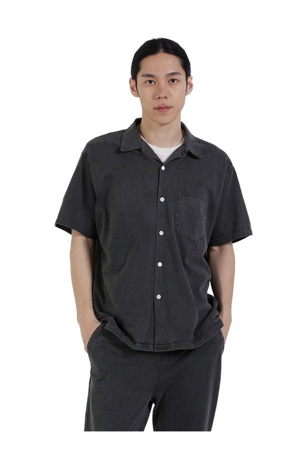 부드러운 면 소재의 오픈 카라 반팔 셔츠입니다. 피그먼트 염색 가공을 통해 빈티지한 색감을 살렸으며, 세탁할수록 자연스러운 멋을 더합니다. 스탠다드핏으로 편안하게 착용 가능하며, 2바늘 커버스티치 봉제와 목, 어깨 테이프 보강으로 내구성을 높였습니다.
