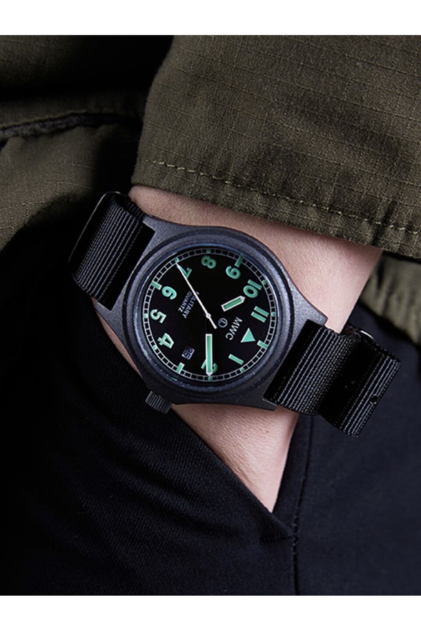 건메탈과 블랙 색상의 조화가 돋보이는 G10 배터리해치 PVD 시계는 스테인리스 스틸 소재로 제작되어 일상생활에서 뛰어난 내구성과 부식 방지 기능을 제공합니다. 40mm 또는 42mm 케이스 크기와 11.5mm의 두께, 철도 모양 챔퍼링 다이얼이 특징이며, PVD 코팅과 무광 처리로 고급스러움을 더했습니다. 배터리 해치와 스크류백 디자인으로 배터리 교체가 용이하며, 슈퍼 루미노바 야광 기능과 5기압 방수, 충격 방지 기능까지 갖춘 실용적인 시계입니다.
