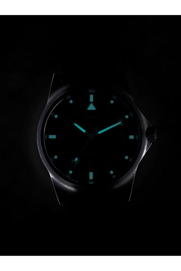 G10 데이저스트 - 실버X그레이는 스테인리스 스틸 소재에 실버와 그레이 컬러 조합이 돋보이는 밀리터리 스타일 시계입니다. 5Bar 방수 기능과 미네랄 강화유리, 스크류백 케이스, 미요타 2035 쿼츠 무브먼트를 탑재하여 내구성을 높였으며, 날짜 표시, 야광, 충격 방지, 방자성 기능을 갖췄습니다. 철도 스타일 다이얼, 야광 표시, NATO 스트랩 디자인으로 밀리터리 무드를 강조한 공용 시계입니다.
