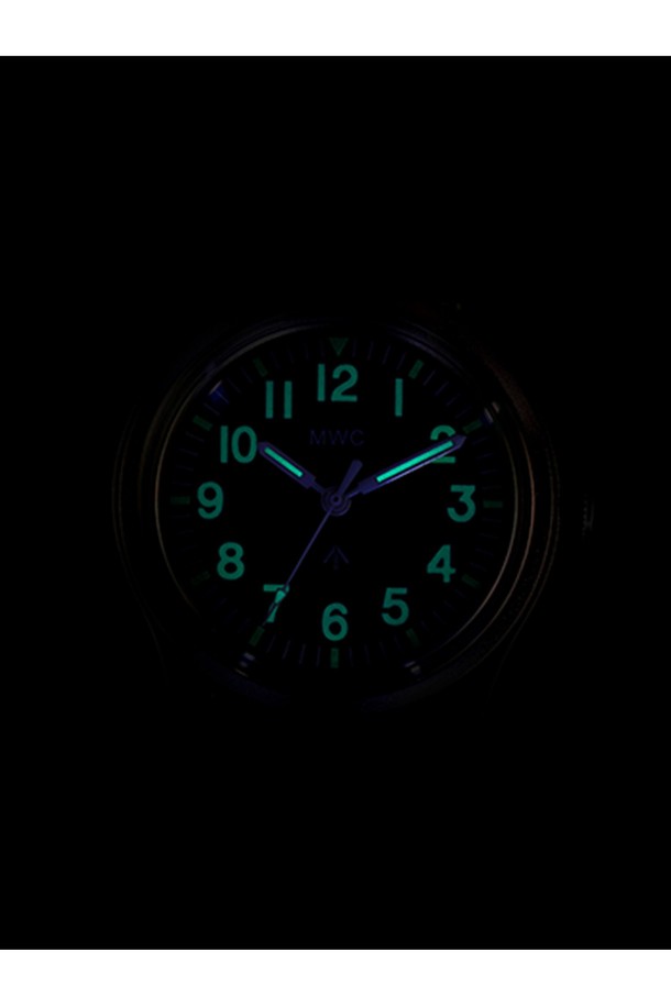 베트남전 당시 미군 시계의 영국군 버전인 실버X데저트 시계는 밀리터리 및 아웃도어 활동에 적합하며, 33mm 합금강 케이스와 18mm 나토 스트랩으로 제작되었습니다. 미요타 2036 쿼츠 무브먼트를 사용하고 3기압 방수 기능을 갖춘 이 남성용 시계는 플렉시글라스 크리스탈과 슈퍼 루미노바 야광 마커를 특징으로 합니다. 클래식한 밀리터리 스타일의 이 시계는 실버 색상의 케이스와 베이지 색상의 나토 스트랩이 조화를 이루며, 12시간제 다이얼과 스냅백 케이스 디자인을 갖추고 있습니다.
