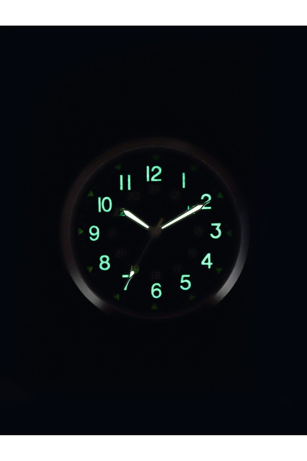 이라크전 시대를 재현한 올리브 색상과 블랙 색상의 밀리터리 필드 워치입니다. 남녀 모두 착용 가능하며, 38mm 케이스와 합금강 소재, 강화 미네랄 글라스를 사용했습니다. 미요타 2036 쿼츠 무브먼트, 슈퍼 루미노바 야광 기능, 3기압 방수를 지원하며 NATO 스트랩(18mm)을 사용했습니다.
