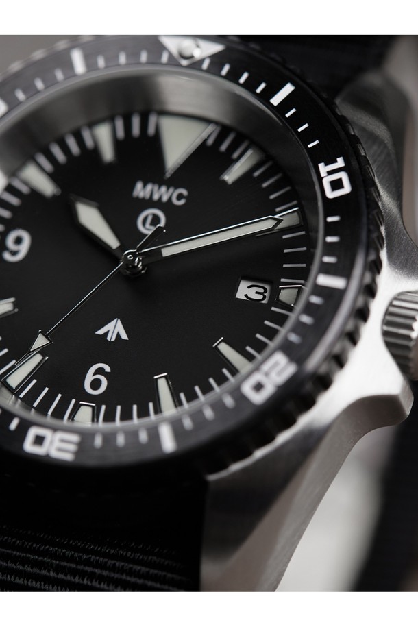 오토매틱 헤비듀티 KSK 다이버 30BAR는 남성을 위한 다이버 시계로, 스테인리스 스틸, 사파이어 크리스탈, 세라믹, 나토 스트랩 소재로 제작되었으며 실버 및 블랙 색상으로 제공됩니다. 48mm 케이스 직경에 30BAR(300m) 방수를 지원하며 NH35A 오토매틱 무브먼트를 탑재, 자동감김, 방수, 야광, 해킹 기능, 회전 베젤, 스크류다운 크라운, 크라운 가드 기능을 제공합니다. 밀리터리 및 스포티 스타일을 갖춘 이 시계는 다이빙, 수중 활동, 군사용으로 적합하며, 41시간 파워리저브, 반사방지 사파이어 크리스탈, 단방향 회전 베젤, 스크류백 케이스가 특징입니다.
