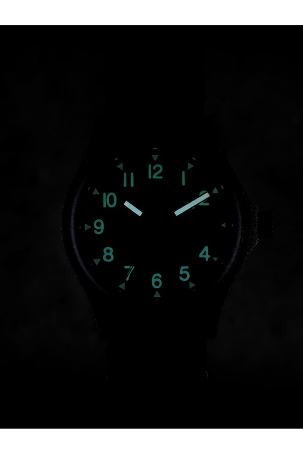 G10 데이저스트 24H PVD - 블랙X블랙 시계는 남녀 모두 착용 가능한 블랙 색상의 밀리터리 스타일 시계입니다. 스테인리스 스틸 케이스와 나토 스트랩으로 제작되었으며, PVD 코팅, 도트 인덱스, 레일웨이 트랙 미닛 마커 디자인이 특징입니다. 미요타 2035 쿼츠 무브먼트, 5기압 방수, 슈퍼 루미노바 야광 기능, 돔형 미네랄 강화유리, 무반사 매트 마감으로 내구성과 실용성을 더했습니다.
