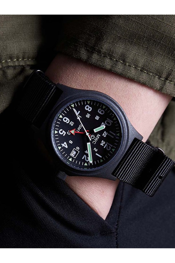 블랙 색상의 G10 10Bar GMT 24H PVD 시계는 남성을 위한 밀리터리 디자인의 스테인리스 스틸 케이스와 나토 스트랩을 특징으로 합니다. 100m 방수, GMT 기능, 24시간 표시, 야광, 날짜 표시 기능과 Ronda 515.24 Date Quartz 무브먼트, 강화 미네랄 글라스, 스크류다운 크라운 및 스크류백 케이스를 갖추고 있습니다. 35mm 케이스 직경, 20mm 스트랩 폭, Super Luminova 야광 도료, 용이한 배터리 교체, 이중 시간대 표시 기능이 돋보입니다.
