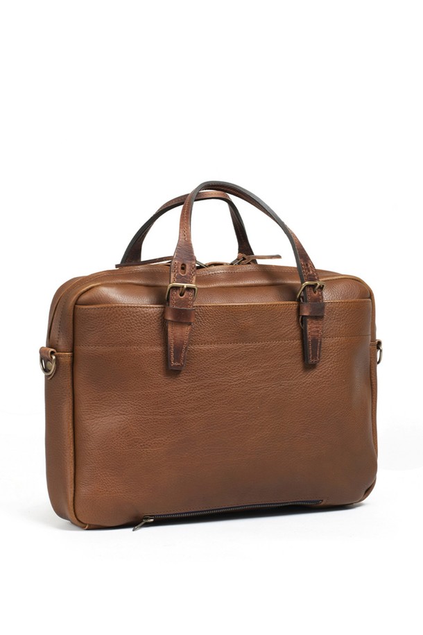 "쿠바 리브레" 폴더 브리프케이스는 브라운과 블루 컬러의 소가죽, 펠트, 면 혼방으로 제작된 남성용 브리프케이스입니다. 미디엄 및 라지 사이즈, 사각 형태에 버클 디자인이 돋보이며, 노트북 및 태블릿 수납이 가능한 실용적인 분리 수납, 숄더 스트랩을 갖추었습니다. YKK Excella 지퍼, 황동 하드웨어, 베지터블 태닝 가죽, 수작업 및 장인 서명으로 완성된, 일상 및 비즈니스에 적합한 고급스러운 가방입니다.
