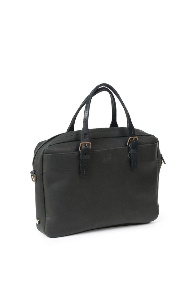 세련된 남성을 위한 폴더 브리프케이스 - 누아르 블랙입니다. 소가죽, 펠트, 면의 고급 소재 조합으로 제작되었으며, 라지 사이즈에 무지 패턴으로 심플함을 더했습니다. 내구성이 뛰어난 YKK Excella 프리미엄 지퍼와 버클, 다수의 수납공간, 태블릿/노트북 수납이 가능한 모듈형 시스템을 갖춰 실용성을 높였으며, 탈부착 가능한 패딩 어깨끈으로 편안한 착용감을 제공합니다.
