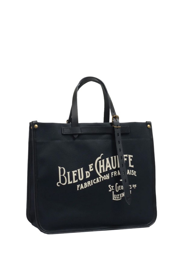 빈티지한 무드의 바자 토트백 - 누아르 블랙은 소가죽 소재의 미디엄 사이즈 토트백입니다. 사각 형태에 지퍼형 잠금 방식이며, 내부에 수납공간이 있어 일상 및 여행 시 유용하게 사용할 수 있습니다. 클래식한 로고 패턴이 돋보이는 이 토트백은 프랑스에서 제작되었습니다.
