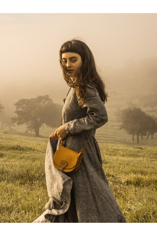 다이앤 새들백 M - 미엘은 클래식한 무드를 자아내는 남성용 새들백입니다. 블랙과 러스트 컬러로 출시되었으며, 식물성 태닝 처리된 풀그레인 소가죽 소재로 제작되어 자연스러운 가죽 질감을 느낄 수 있습니다. 내부에는 유기농 면을 사용하여 편안함을 더했으며, 황동 하드웨어와 YKK 지퍼, 수작업 마감으로 디테일을 높였습니다. 반원 형태의 디자인에 버클과 자수 장식이 포인트로, 출근룩, 비즈니스 캐주얼, 모임룩 등 다양한 TPO에 시크하고 미니멀한 스타일을 더해줍니다.
