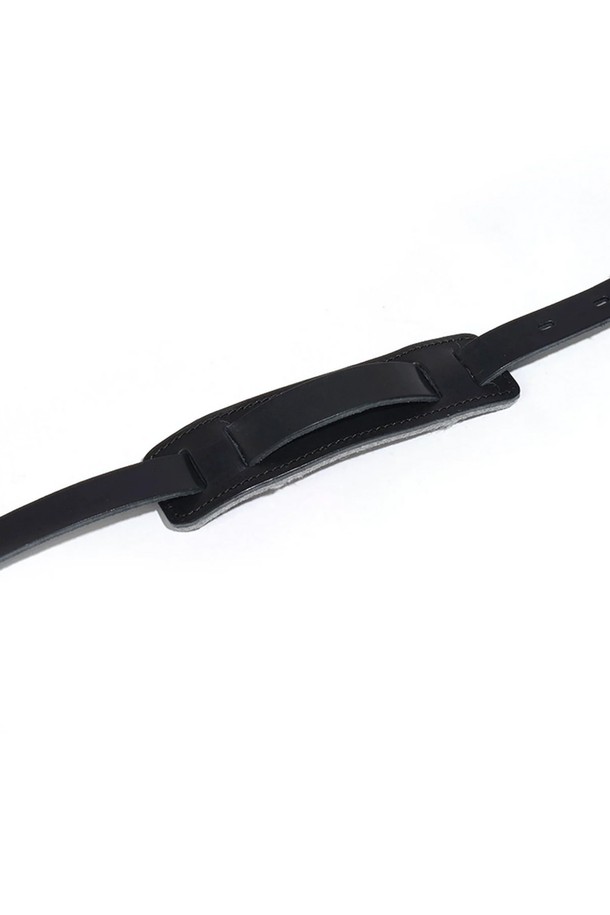 프리미엄 천연 소가죽으로 제작된 누아르 블랙 컬러 스냅훅 레더 스트랩입니다. 105-120cm 사이즈로 5단계 길이 조절이 가능하며, 탈부착이 용이한 스냅 방식 잠금과 수작업 광택 마감된 황동 버클, 천연 펠트 어깨 패드가 특징입니다. 숄더 및 크로스바디 스타일 연출이 가능하며, 시간이 지날수록 자연스러운 패티나가 형성됩니다.

