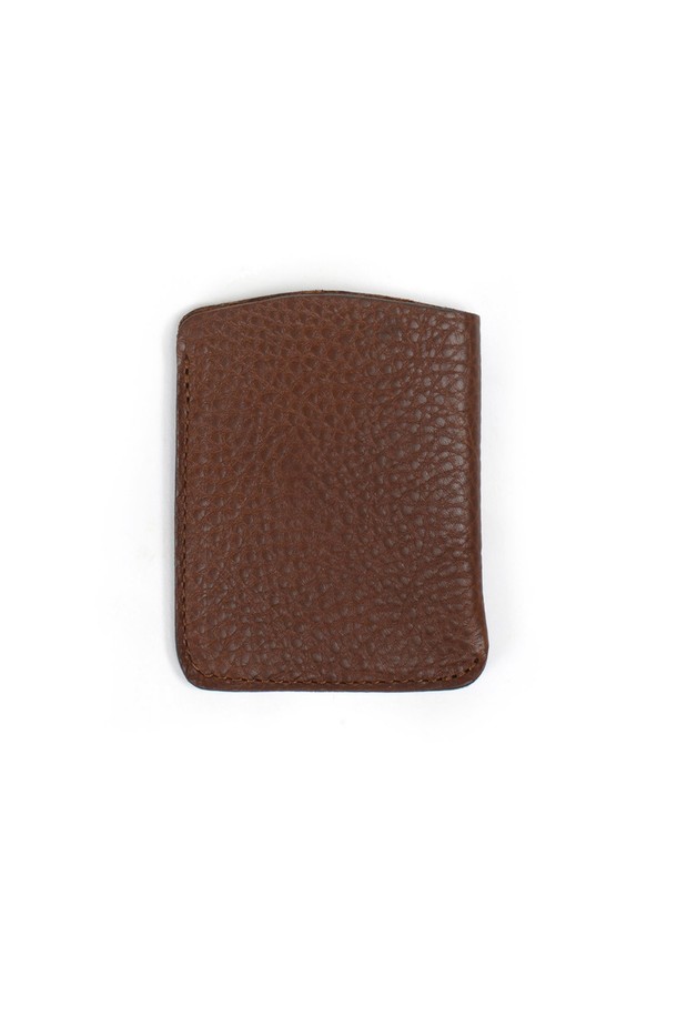 심플하고 컴팩트한 사이즈의 인트로 명함지갑 - 쿠바 리브레는 베지터블 풀그레인 가죽 소재로 제작되었으며, 내구성이 강화된 구조와 천연 가죽의 에이징을 경험할 수 있습니다. 카드 수납이 가능하며, 로고 음각 장식이 돋보이는 미니 사이즈의 명함 지갑입니다. 유기농 코튼 내부 라이닝, YKK 지퍼, 황동 부자재를 사용하여 완성도를 높였으며, 클래식하고 미니멀한 스타일을 연출합니다.
