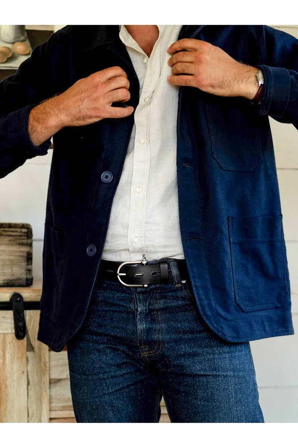 마닐 벨트 - 누아르 블랙은 프리미엄 천연 소가죽, 풀그레인 레더를 사용하여 수작업으로 제작되었습니다. 블랙 컬러에 로고 패턴, 버클과 로고 인그레이빙 디자인이 특징이며, M, L, XL 세 가지 사이즈로 제공됩니다. 시간이 지날수록 자연스러운 가죽 무늬와 고유의 파티나가 형성되어 더욱 멋스러운 스타일을 연출합니다.
