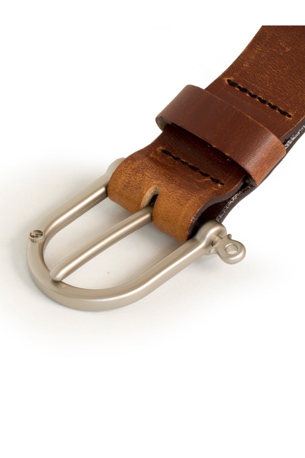 다크 브라운 컬러의 마닐 벨트는 남녀 모두 착용 가능한 소가죽 벨트입니다. 식물성 태닝 처리된 풀그레인 가죽과 황동 버클, 그리고 수작업으로 제작되어 고급스러움을 더하며, 사이즈 조절 기능으로 M, L, XL 사이즈 선택이 가능합니다. 시간이 지날수록 자연스러운 에이징을 경험할 수 있으며, 장인의 서명과 제작일자가 각인된 특별함과 고품질 하드웨어 마감이 돋보이는 버클형 벨트입니다.
