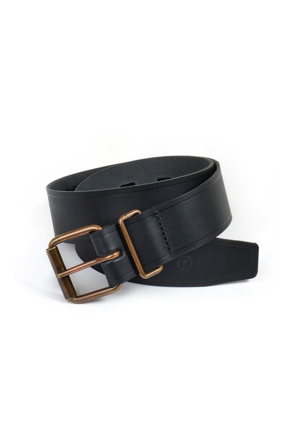 프레드 벨트 - 누아르 블랙은 식물성 태닝 처리된 풀그레인 소가죽으로 제작되어 뛰어난 내구성과 자연스러운 가죽 무늬를 자랑합니다. 빈티지 스타일 버클과 황동 하드웨어, 수작업으로 완성된 섬세함이 돋보이며, 시간이 지날수록 멋스러운 패티나가 더해져 특별한 가치를 선사합니다. M, L, XL 세 가지 사이즈로 제공되며, 블랙과 다크브라운 두 가지 컬러 옵션으로 만나볼 수 있습니다.
