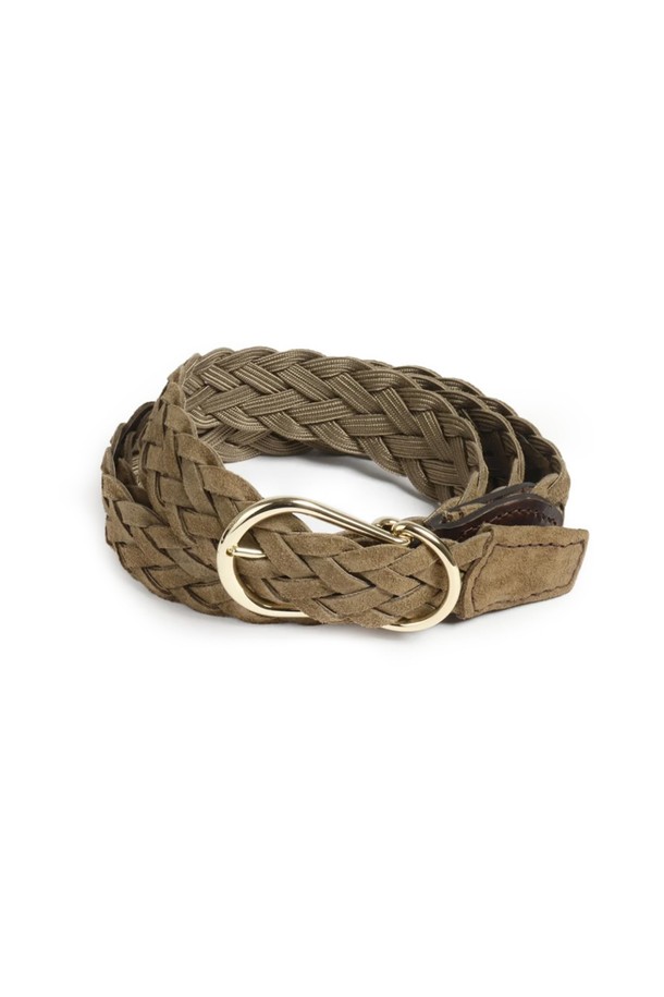 클레오 브레이디드 벨트는 풀그레인 소가죽을 사용하여 내구성이 뛰어나며, 경년 변화에 따른 자연스러운 멋을 느낄 수 있습니다. 카키, 꼬냑, 다크 브라운 색상으로 제공되며, 브레이디드 패턴과 유광 버클, 로고 각인이 클래식하고 빈티지한 스타일을 연출합니다. 구멍 없이 사이즈 조절이 가능한 버클형 여밈 방식으로 편리하게 착용할 수 있는 공용 벨트입니다.
