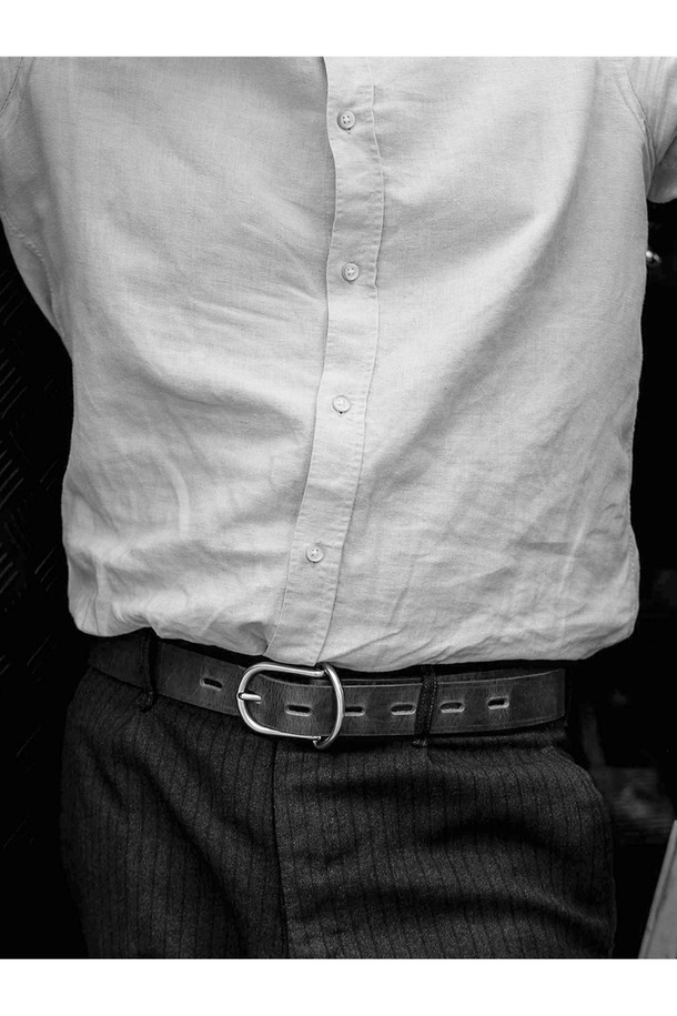 망셰트 벨트 30mm - 누아르 블랙은 남녀 공용으로 착용 가능한 클래식하고 미니멀한 디자인의 벨트입니다. 베지터블 풀그레인 소가죽 소재로 제작되어 부드러운 촉감과 두꺼운 두께감을 자랑하며, 버클형 잠금 방식으로 사이즈 조절이 용이합니다. 블랙 컬러에 무지 패턴으로 어떤 스타일에도 잘 어울리며, 황동 하드웨어와 수작업, 장인 사인이 더해져 고급스러움을 더합니다. 일상생활에서 폭넓게 활용할 수 있는, 소장 가치를 높이는 벨트입니다.
