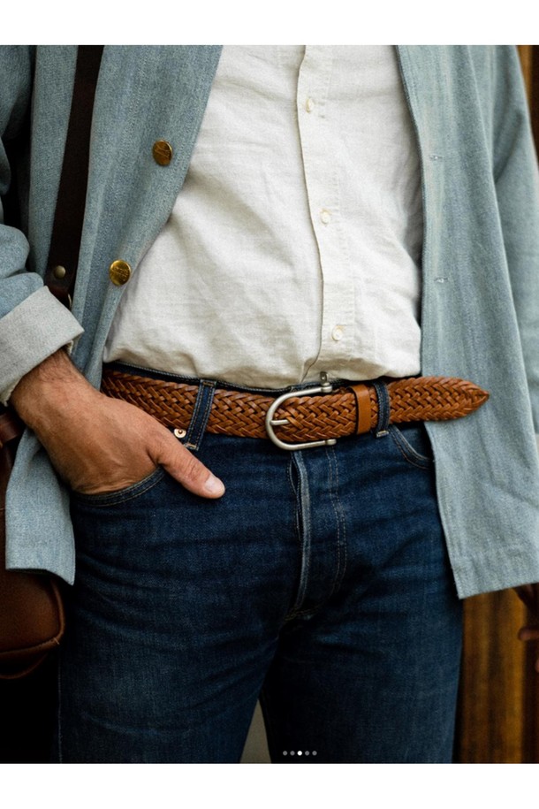 마닐 브레이디드 벨트 - 꼬냑은 식물성 태닝 처리된 풀그레인 소가죽으로 제작되어 빈티지한 멋을 자아냅니다. 브레이디드 패턴과 꼬냑 컬러가 세련된 조화를 이루며, 황동 하드웨어 버클과 로고 디테일이 고급스러움을 더합니다. 시간이 지날수록 자연스러운 파티나가 형성되어 더욱 멋스러운 스타일을 연출하며, 젖었을 때는 그늘에서 자연 건조하고 가죽 크림으로 관리하여 오래도록 사용할 수 있습니다.
