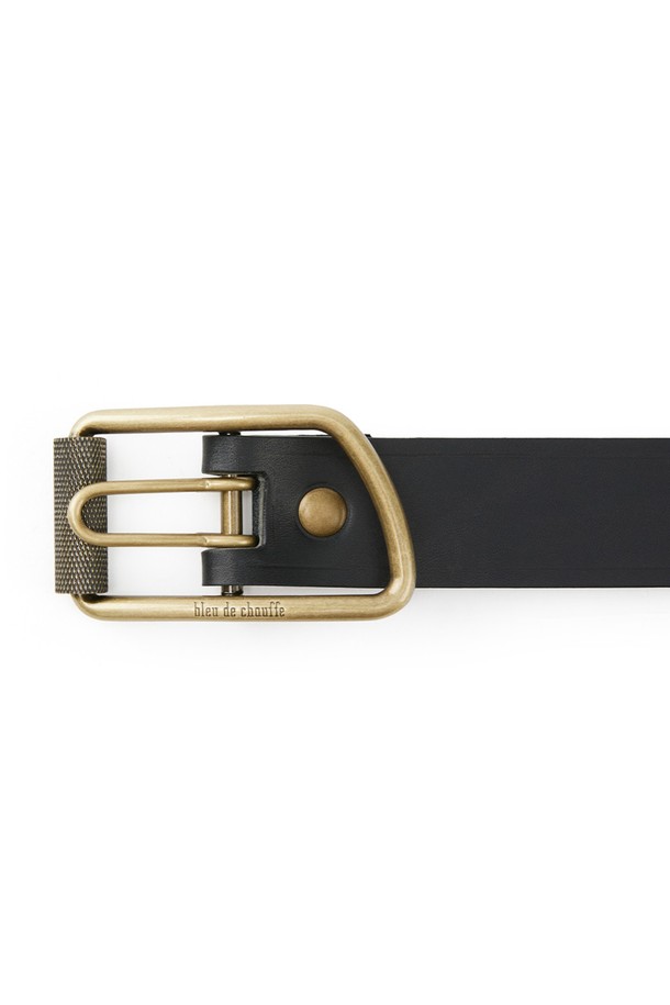 마일론 벨트 - 누아르 블랙은 식물성 태닝 처리된 풀그레인 소가죽으로 수작업 제작된 벨트입니다. 버클 잠금 방식과 로고 및 기요쉬 패턴 엠보싱이 특징이며, 장인의 서명과 황동 하드웨어, 자연스러운 가죽 무늬가 고급스러움을 더합니다. M, L, XL 세 가지 사이즈로 제공되며, 시간이 지날수록 파티나가 형성되어 더욱 멋스러운 연출이 가능하며, 정기적인 가죽 크림 관리를 권장합니다.
