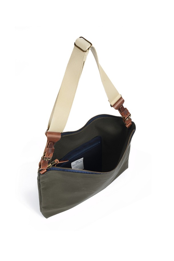 바스키아 크로스백 - 카키는 남성 고객을 위한 미디엄 사이즈의 사각 크로스백입니다. 캔버스와 가죽 소재를 사용하여 내구성과 고급스러움을 동시에 잡았으며, 무지 디자인에 카키 컬러로 미니멀, 클래식, 캐주얼 스타일을 연출하기 좋습니다. 지퍼, 스트랩 디테일과 함께 다수의 수납공간, 외부 및 내부 포켓, 조절 가능한 스트랩, 탈부착 가능한 내부 포켓, YKK Excella 지퍼를 적용하여 실용성을 높였습니다. 출근룩 또는 비즈니스 캐주얼에 활용하기 좋은 데일리 아이템입니다.
