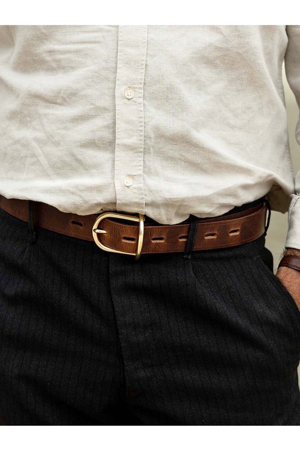 망셰트 벨트 30mm - 꼬냑은 식물성 태닝 처리된 풀그레인 소가죽으로 제작되어 빈티지하면서도 클래식한 무드를 자아냅니다. 꼬냑과 블랙 두 가지 색상으로 출시되었으며, 황동 하드웨어 버클과 로고 각인, 타원형 벨트 홀 디테일이 돋보입니다. 시간이 지날수록 자연스러운 파티나가 형성되어 더욱 멋스러운 스타일을 연출하며, 일상에서 폭넓게 활용할 수 있습니다.
