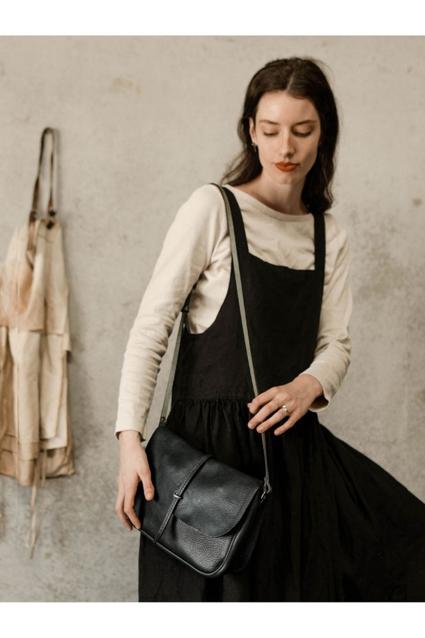 파스텔 핸드백 - 누아르 블랙은 베지터블 태닝 소가죽과 유기농 면 소재를 사용하여 제작된 미디엄 사이즈의 사각 핸드백입니다. 블랙 컬러의 무지 디자인에 버클과 지퍼 디테일이 돋보이며, 브라스 하드웨어와 YKK 지퍼, 내부 수납공간, 조절 가능한 스트랩, 크로스바디 착용 기능으로 실용성을 더했습니다. 모듈형 내부 구성으로 수납력을 높였으며, 시간이 지날수록 자연스러운 파티나를 형성하여 멋스러운 멋을 더합니다. 오피스룩, 출근룩, 모임룩에 잘 어울리는 클래식, 미니멀, 시크 스타일의 핸드백입니다.
