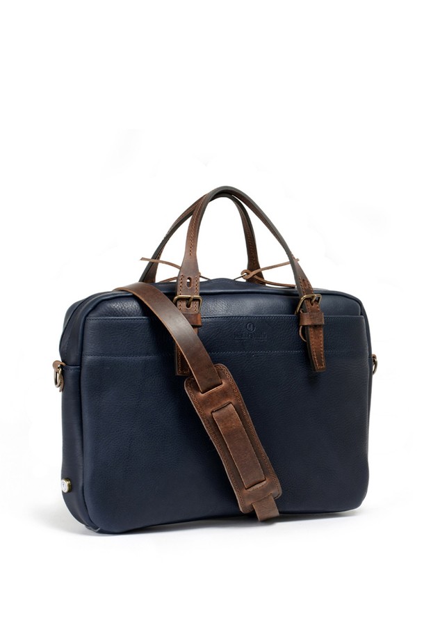 폴더 브리프케이스 - 마린 블루는 남성 고객을 위해 디자인된 미디엄 사이즈의 브리프케이스입니다. 소가죽, 천연 필트, 유기농 코튼 소재를 사용하여 부드러운 촉감과 두꺼운 두께감을 자랑합니다. 무지 패턴의 마린 블루 컬러는 클래식, 미니멀, 시크 스타일을 선호하는 분들에게 적합하며, 외부 포켓 2개, 내부 필트 슬리브, 탈부착 가능 어깨 스트랩, 내부 코튼 지퍼 포켓 등 다양한 수납 기능을 제공합니다. 지퍼와 마그넷 버튼, 황동 부자재로 포인트를 주었으며, 노트북 수납, 캐리어 홀더 기능을 갖춰 비즈니스, 출장, 여행 시 활용하기 좋습니다.
