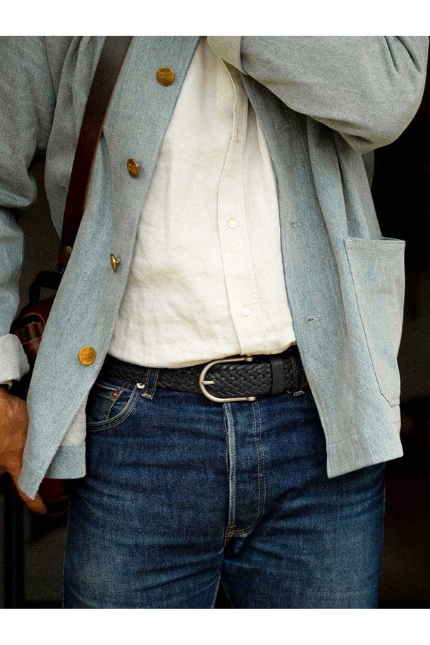 마닐 브레이디드 벨트 - 누아르 블랙은 소가죽과 황동 소재로 제작된 남녀 공용 벨트입니다. 브레이디드 패턴과 보트 걸쇠 모티브 버클, 로고 각인이 돋보이며, 풀그레인 가죽 사용으로 내구성이 뛰어나고 시간이 지날수록 자연스러운 멋을 더합니다. M, L, XL 사이즈로 제공되며, 사이즈 조절이 가능하여 편안하게 착용할 수 있습니다.
