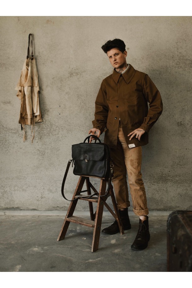 제포 듀오 브리프케이스 - 누아르 블랙은 고급스러운 소가죽 소재의 남성용 브리프케이스입니다. 블랙 컬러의 미디엄 사이즈 사각 가방으로, 클래식하고 미니멀한 스타일을 연출하며 YKK 지퍼, 황동 부자재, 버클 디자인을 통해 세련됨을 더했습니다. 노트북 수납을 위한 공간과 다수의 포켓, 그리고 모듈형 시스템을 갖춰 일상 및 비즈니스 용도로 활용 가능하며, 탈부착 가능한 기능으로 편리성을 높였습니다.
