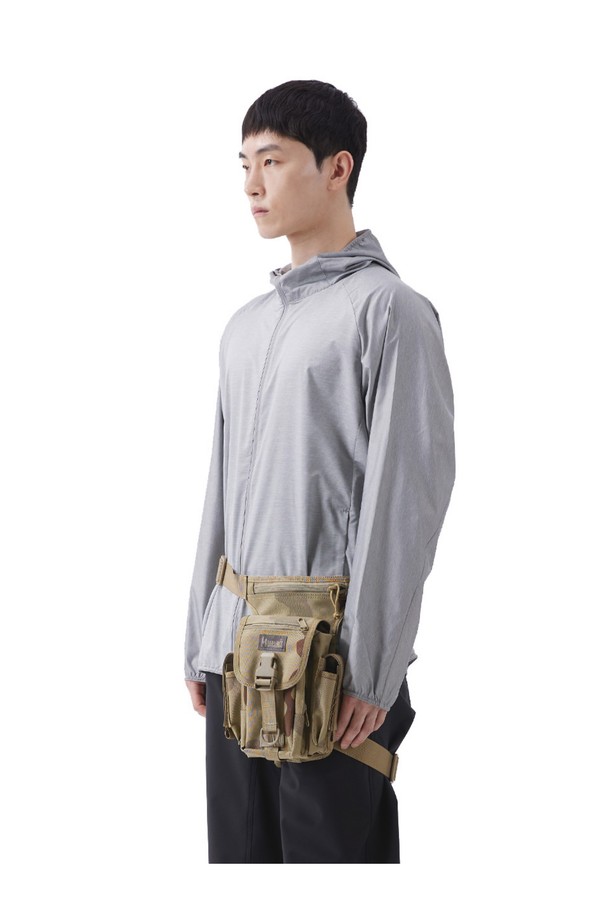 아델리 펭귄 웨이스트백 - 데저트 카모는 남성용 웨이스트백으로, 나일론 소재에 사각 디자인과 카모 패턴이 특징입니다. 방수 및 생활 방수 기능을 갖추어 일상, 하이킹, 백패킹 등 다양한 용도로 활용 가능하며, MOLLE 시스템 호환, 웨이스트 및 레그 스트랩, 전면 및 내부 포켓, 탈부착 가능한 레그 스트랩 등의 다양한 기능을 제공합니다. 데저트 카모 외 블랙 포리지, 카키 포리지 색상으로 출시되었으며, 캐주얼, 고프코어, 워크웨어 스타일을 연출하기 좋습니다.
