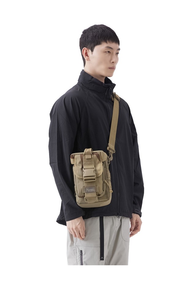 스패로우 스몰백 - 데저트 카모는 나일론 소재의 스몰 사이즈 가방입니다. 베이지 컬러의 카모 패턴과 버클, 스트랩 디자인이 특징이며, 사각형 모양에 숄더 스트랩과 탑핸들이 있어 다양한 방식으로 활용 가능합니다. 생활 방수 기능을 갖췄으며, 3단 수납 구조와 MOLLE 시스템 호환, 탈부착 가능한 방수 커버를 포함하여 여행 및 일상에서 다용도로 사용할 수 있습니다.
