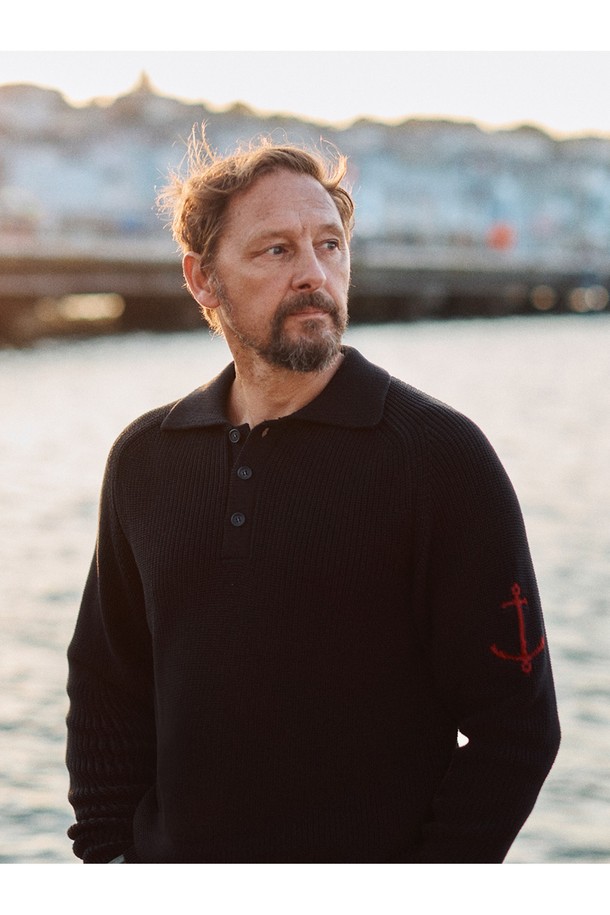 머서라이즈 코튼 새들 카라 니트 - 블랙은 부드럽고 매끄러운 촉감이 특징인 상의 니트입니다. 머서라이즈 코튼 소재로 제작되어 은은한 광택이 흐르며, 굵은 골의 변형 리브 조직이 돋보입니다. 레귤러핏으로 제작되었으며, 봄, 가을에 적합한 긴소매 니트입니다. 새들 카라 디자인과 앵커 패턴이 클래식하면서도 베이직한 스타일을 연출하며, 데이트룩, 카페룩에 매치하기 좋습니다. 왼쪽 소매의 앵커 포인트 디테일이 돋보이는, 미니멀하고 캐주얼한 스타일의 니트입니다.
