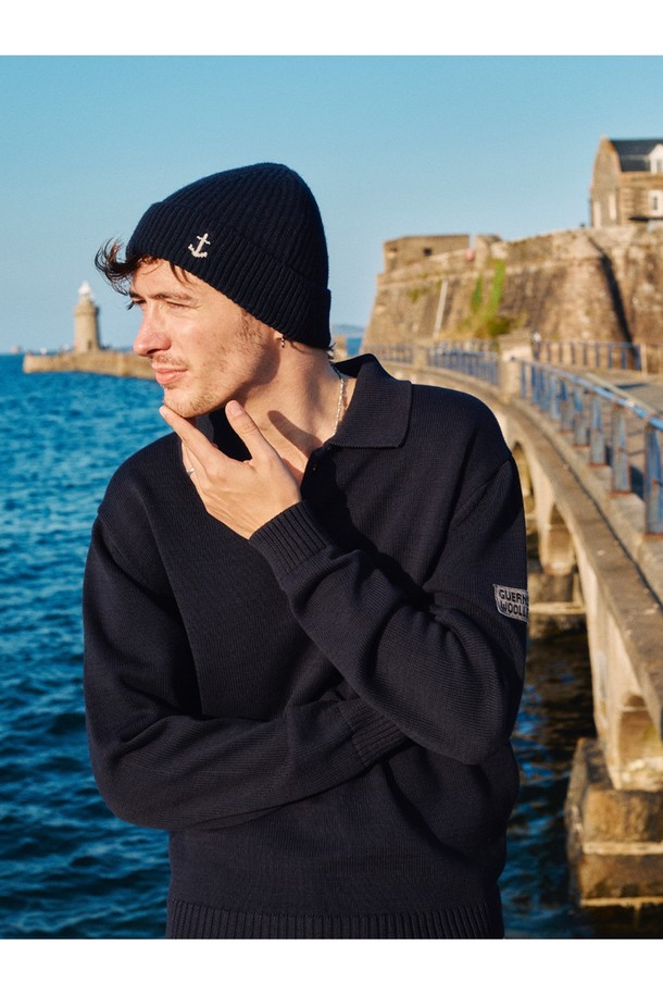 머서라이즈 코튼 카라 니트 - 네이비는 부드러운 촉감과 실키한 광택을 자랑하는 머서라이즈드 코튼 소재의 니트입니다. 봄, 가을에 착용하기 좋으며, 중간 두께감으로 보온성과 통기성을 갖췄습니다. 베이직하고 클래식한 스타일로 출근룩, 비즈니스 캐주얼, 데이트룩 등 다양한 TPO에 활용 가능합니다. 레귤러핏에 카라넥 디자인, 골지 패턴과 긴 소매가 특징이며, 필링 및 수축 저항성을 높였습니다. 완전 패셔닝 구조와 패치 디테일로 완성도를 높인, 미니멀하고 클래식한 무드의 니트입니다.
