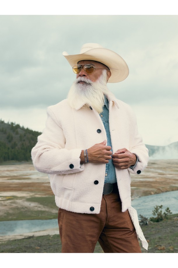 카테나 베니션 7 팔찌 - 네이비X실버는 일상 및 산책, 여행 스타일에 맞춰 착용하기 좋은 팔찌입니다. 고강도 선박 로프와 316L 스테인리스 스틸 소재로 제작되어 뛰어난 내구성과 내식성, 내부식성을 자랑합니다. 네이비와 실버 컬러 조합이 세련된 느낌을 주며, 손바느질, 매듭법, 레이저 각인 기법으로 섬세하게 완성되었습니다. 돼지와 닭 모티프 디자인이 독특하며, 이음새 없는 마감과 뛰어난 착용감, 레이어드 스타일 연출이 가능합니다. 칼로 쉽게 절단되지 않고 해수, 염분, 산성 환경에서도 부식되지 않아 오랫동안 변함없이 착용할 수 있습니다.
