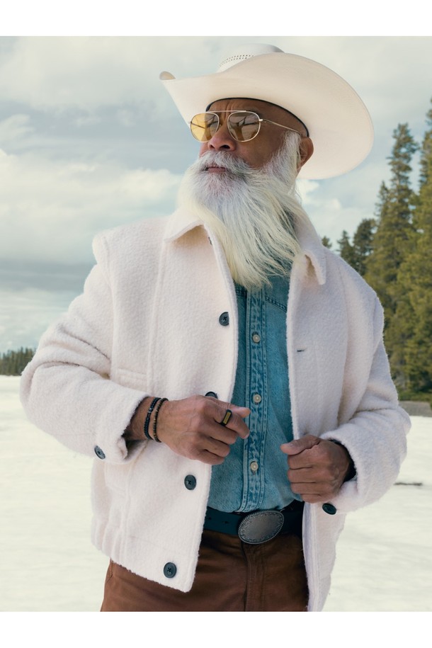 카테나 베니션 7 팔찌 - 블랙X블랙은 캐주얼, 미니멀, 클래식 스타일을 추구하는 분들을 위한 팔찌입니다. 해양용 로프와 316L 스테인리스스틸 소재를 사용하여 내구성이 뛰어나며, 염수 및 산성 환경에도 강합니다. 블랙 컬러의 브레이드(땋은) 패턴과 레이저 각인 디자인으로 포인트를 주어 일상, 산책룩, 여행룩 등 다양한 TPO에 매치하기 좋습니다. 클립형 잠금 방식으로 착용이 간편하며, 수작업으로 제작되어 섬세함을 더했습니다. 특히 색상 유지력이 우수하여 오랫동안 변함없는 스타일을 연출할 수 있습니다.
